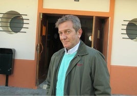 Paco Churruca en la puerta del teatro-cine Avenida de su pueblo.