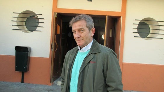Paco Churruca en la puerta del teatro-cine Avenida de su pueblo.