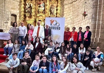 Los paisanos arropando al misionero tras la misa
