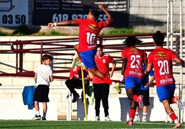 Fabio celebra con sus compañeros uno de los tantos de su brillante 'hat- trick'