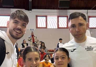 Los entrenadores Dani y Moi Castillo con dos medallistas