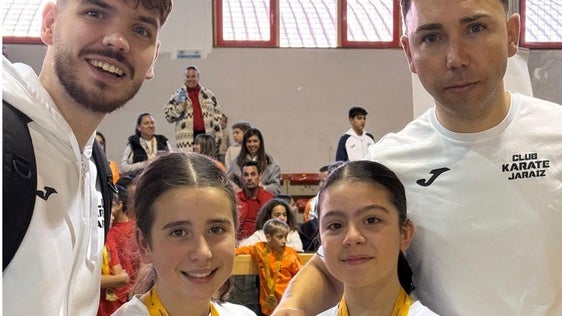 Los entrenadores Dani y Moi Castillo con dos medallistas