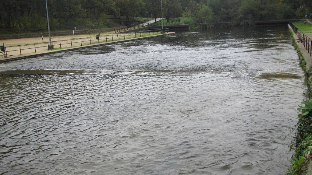 Piscina natural del Lago, en la que se cómo el agua pasa por encima de una de las pasarelas