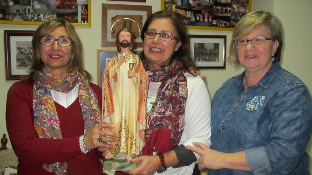 Varias afiliadas de Mujer Jaraiceña con el Cristo.