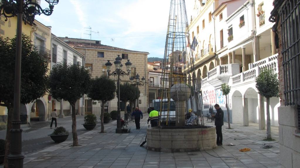 Los operarios rematan la instalación del árbol.
