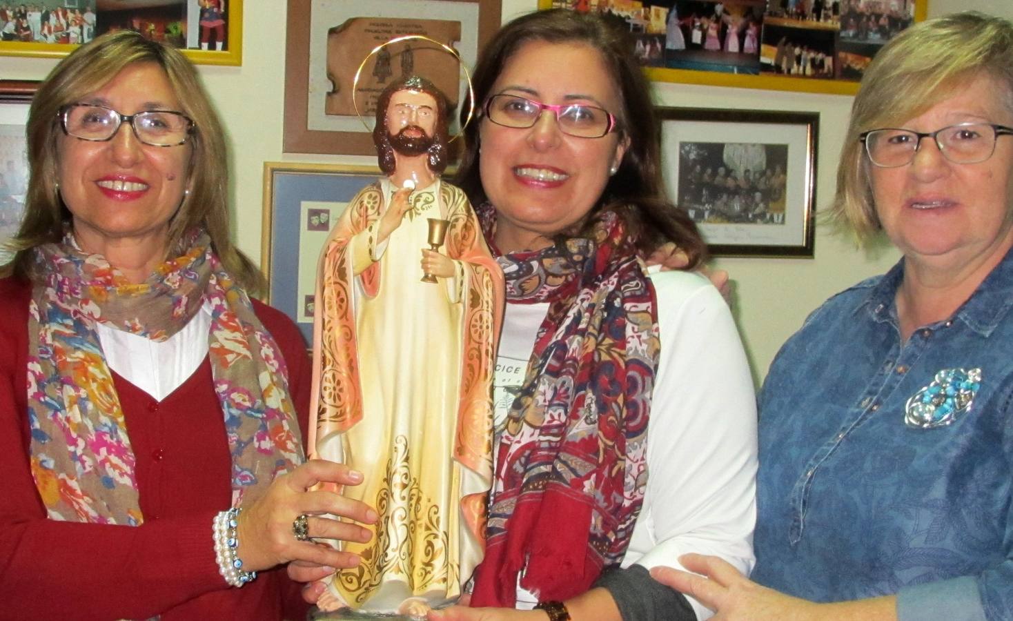 Varias afiliadas con el Cristo.
