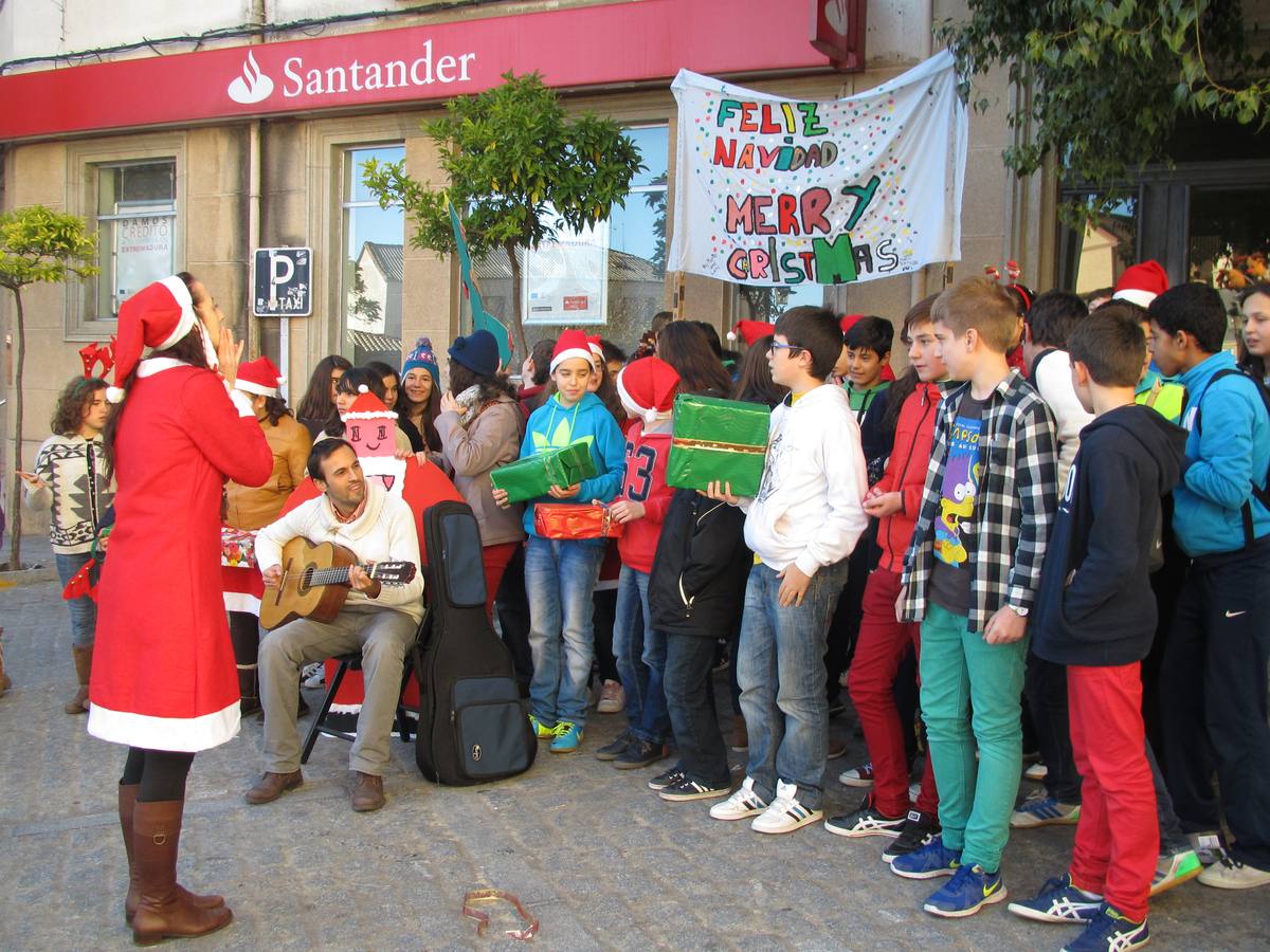 Alumnos del instituto cantando villancicos en la calle.
