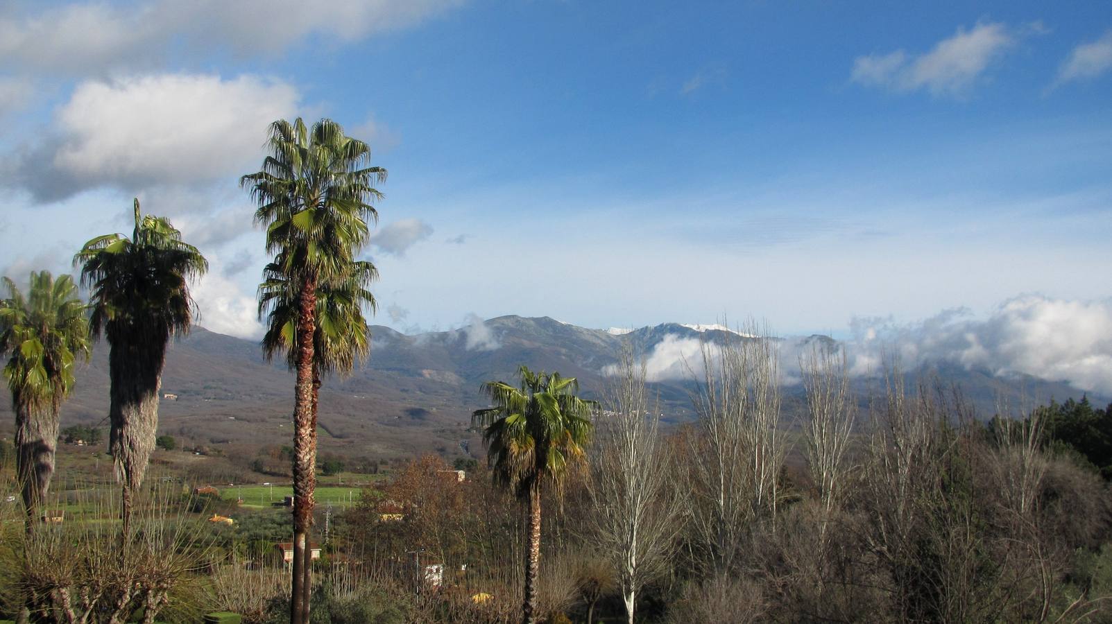 Gredos, con nieve en las cumbres.