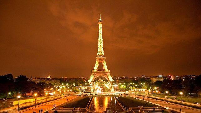 París, con la majestuosa torre Eiffel.