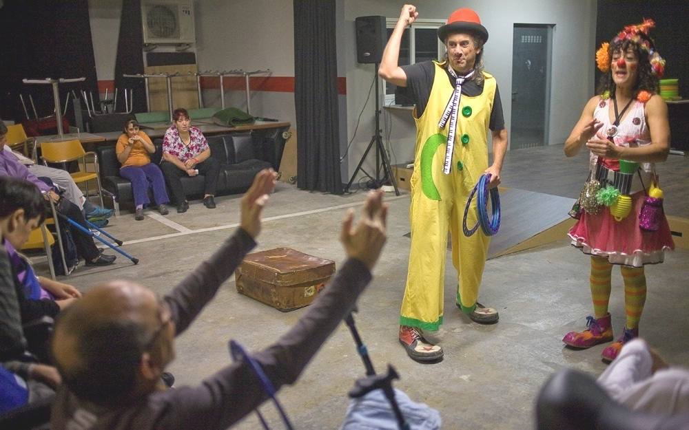 Samuel y otra compañera desarrollando el programa.