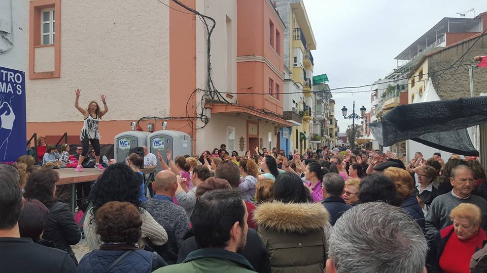 MLa calle peatonal llena de gente. 