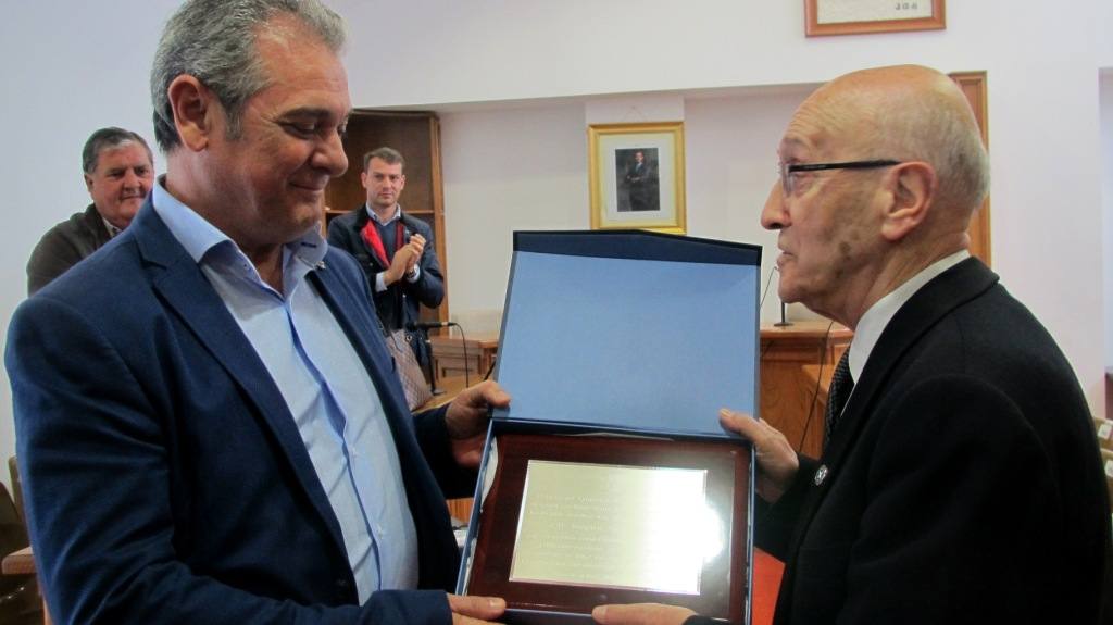 Entrega de la placa acreditativa del título. 