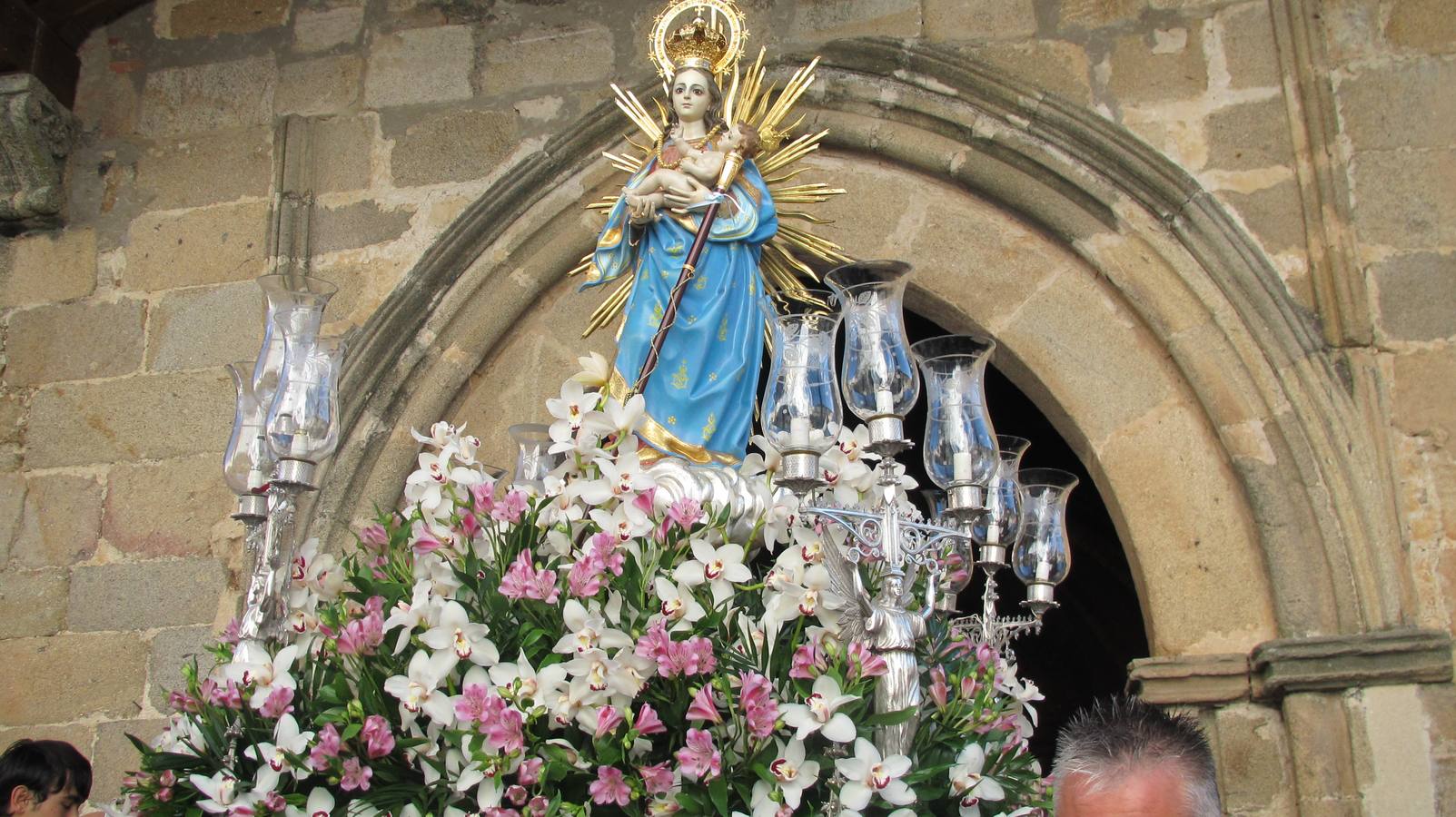 La Virgen, saliendo de Santa María.