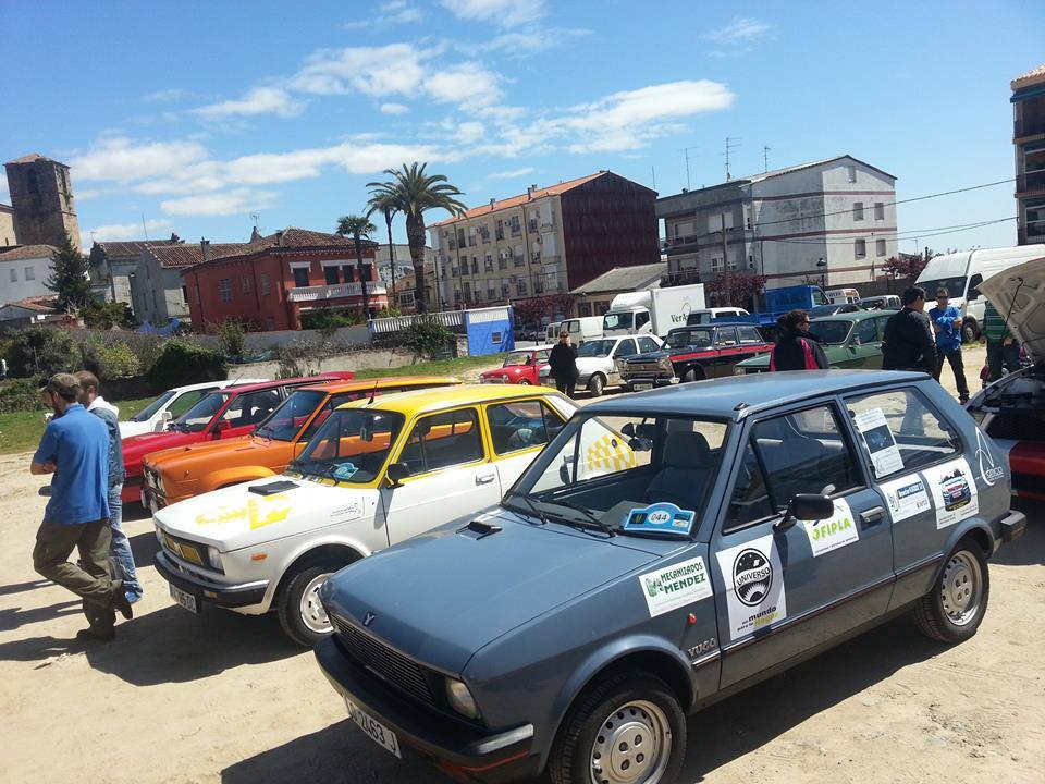 Vehículos clásicos en el parking del Recreo Jaraiceño. 