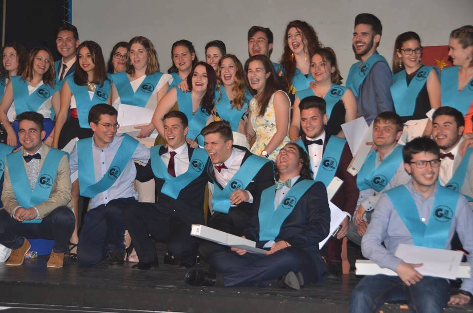 Los alumnos con las orlas y bandas impuestas. 