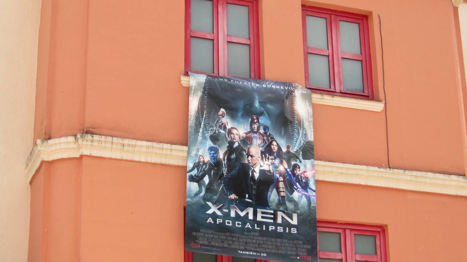 Fotograma de X-Men: Apocalipsis, en la fachada del teatro-cine Avenida.