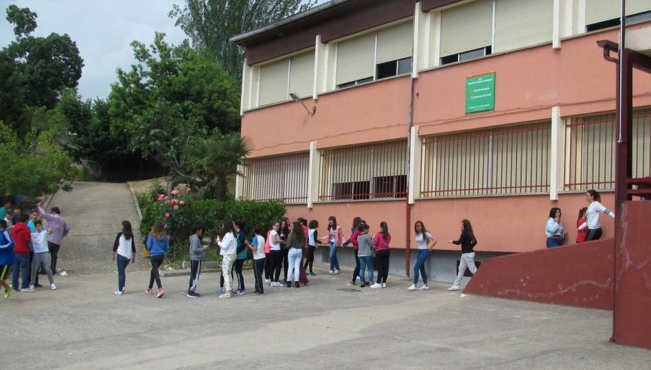 Alumnos en uno de los edificios del Gonzalo Korreas. 