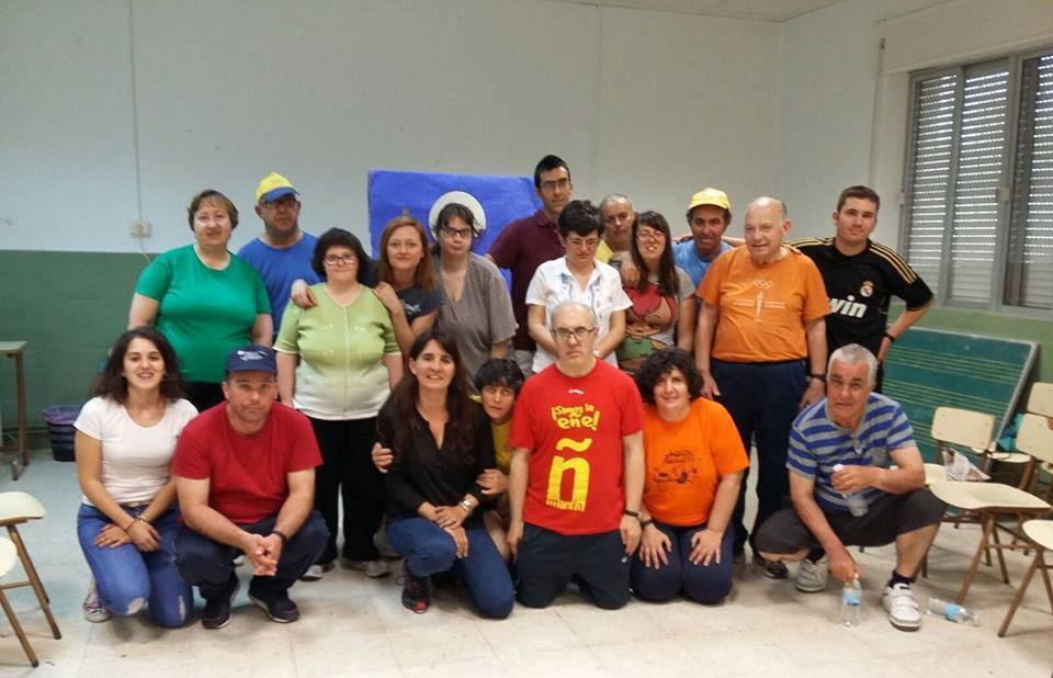 Participantes en el taller de expresión corporal.
