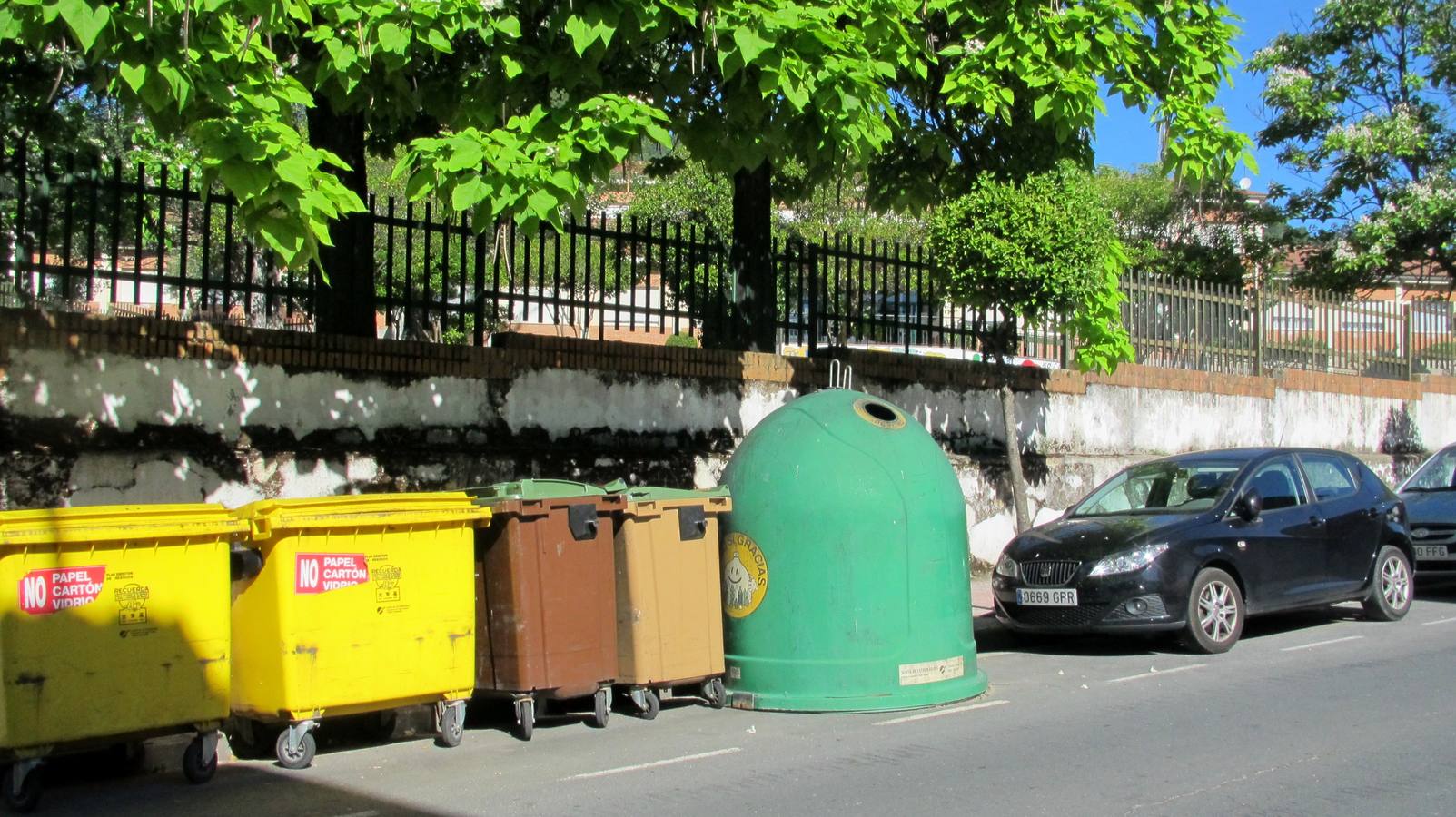 Contenedores en la avenida de la Montaña.