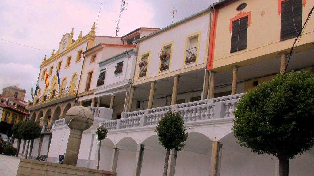 Ayuntamiento y soportales, donde estuvo el castillo.