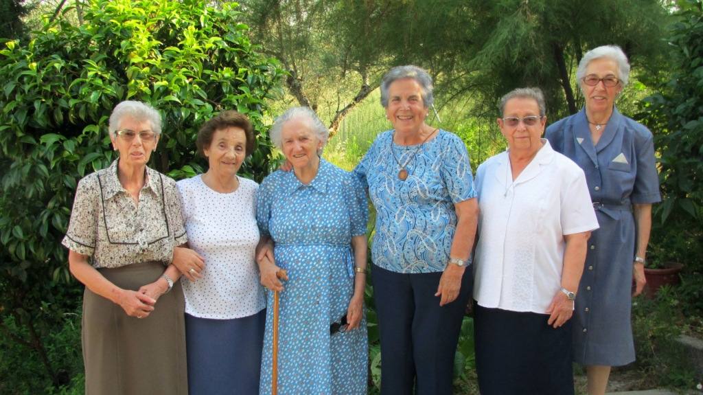 Las seis religiosas de los Sagrados Corazones. 