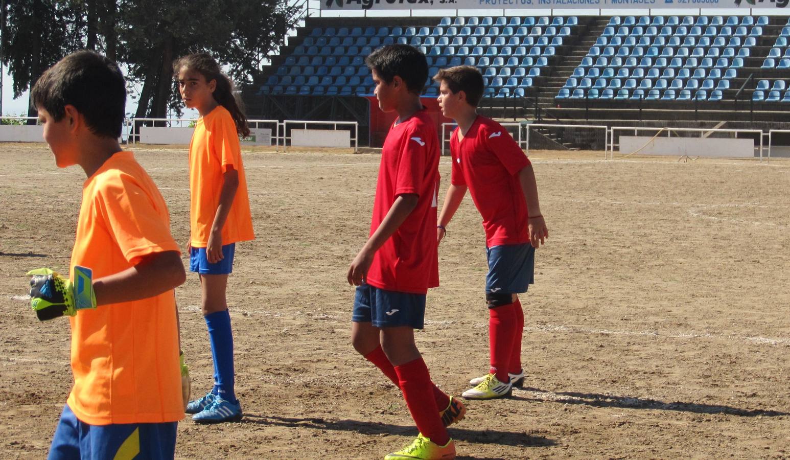 Los niños no quieren jugar al fútbol porque el campo del polideportivo es de tierra