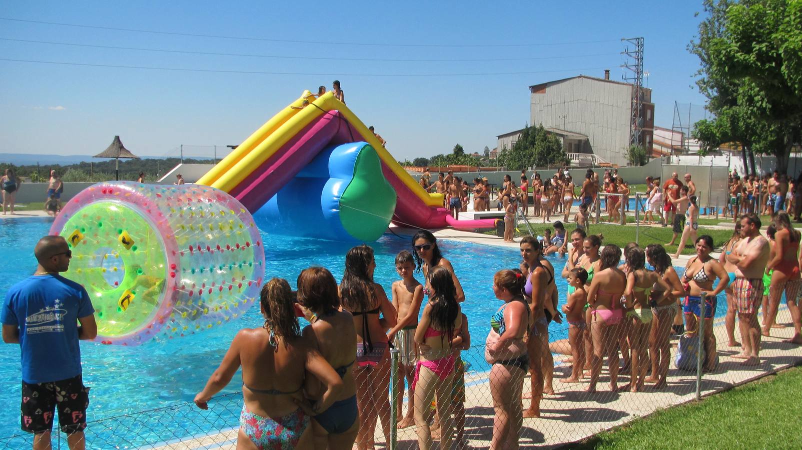 Juegos acuáticos en las piscinas municipales.
