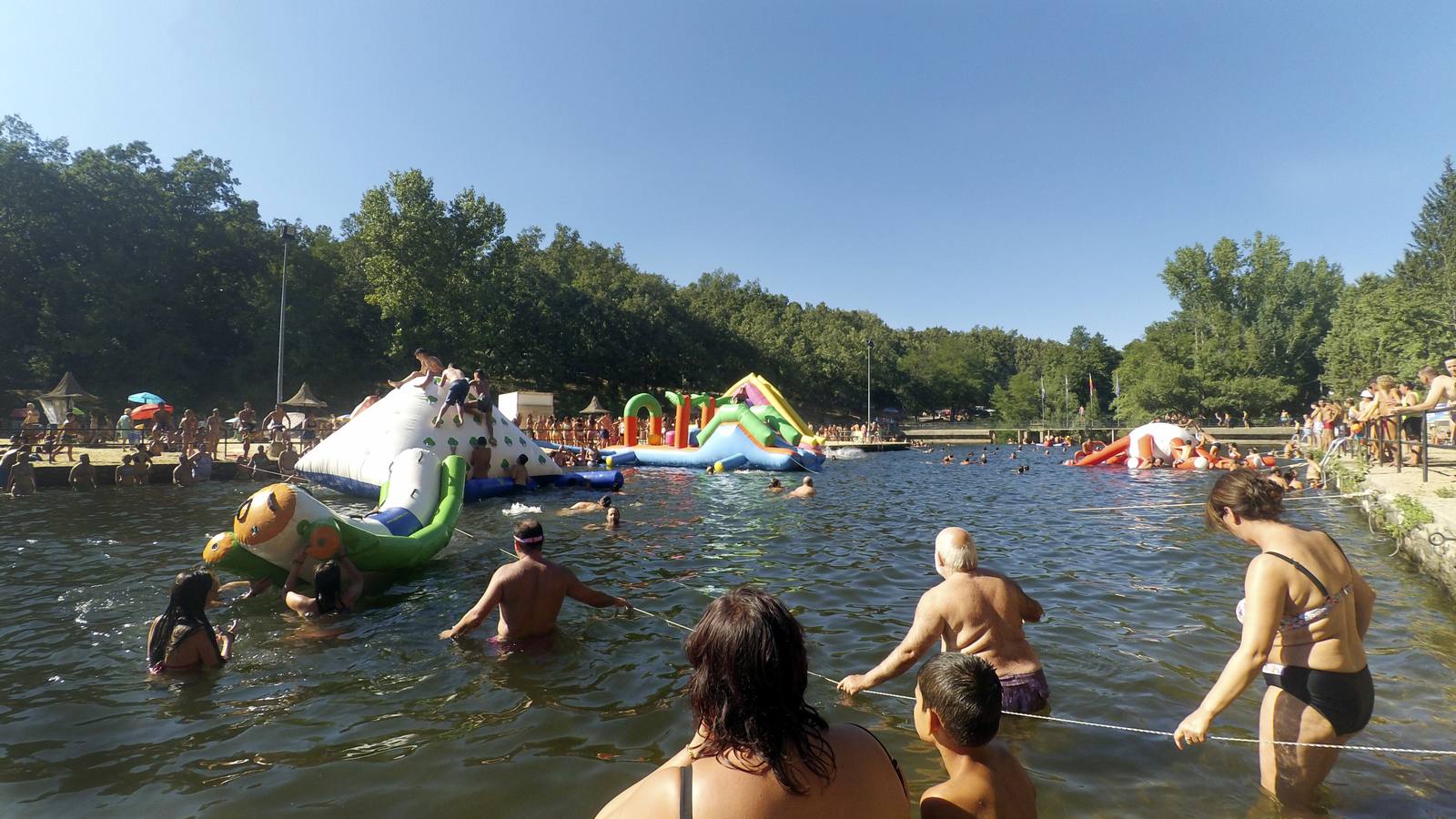 Los bañistas disfrutando de los juegos.