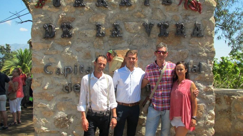 Los artesanos ceramistas y el alcalde junto al monumento. 