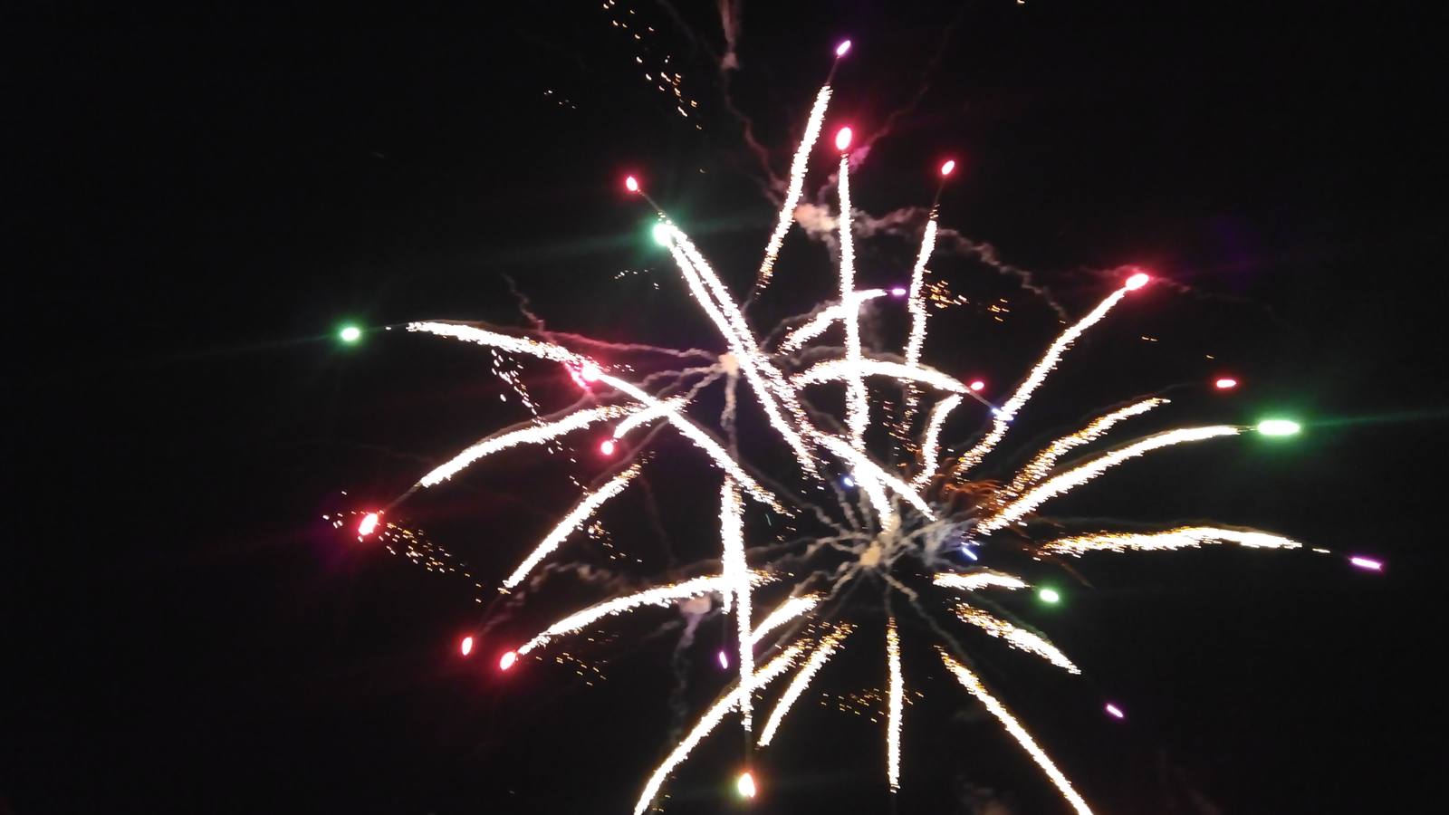 Fuegos artificiales para despedir las ferias. 