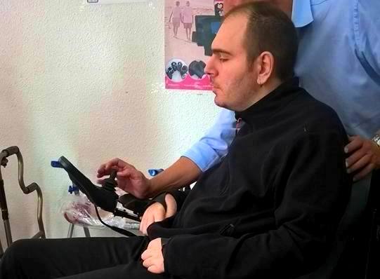El joven parapléjico Sergio Torés cumple su sueño, tener un silla especial