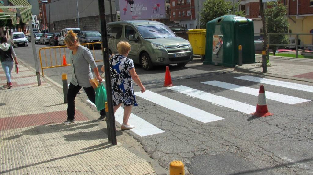 Uno de los pasos de cebra pintados por el Consistorio. 
