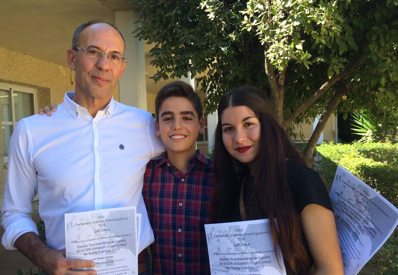 Jesús, Juan y Claudia con los diplomas obtenidos. 