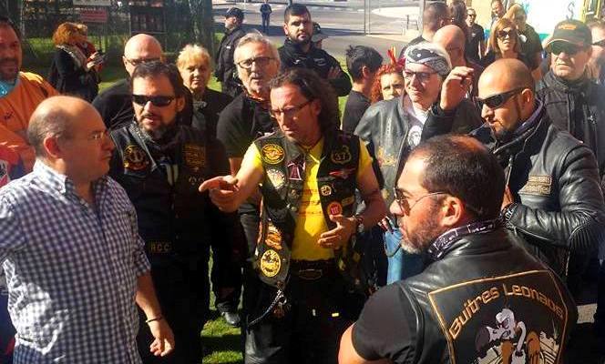 Recibimiento en Parapléjicos, con Escobar en el centro del grupo.
