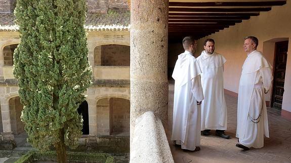 Paulinos en uno de los claustros de Yuste.