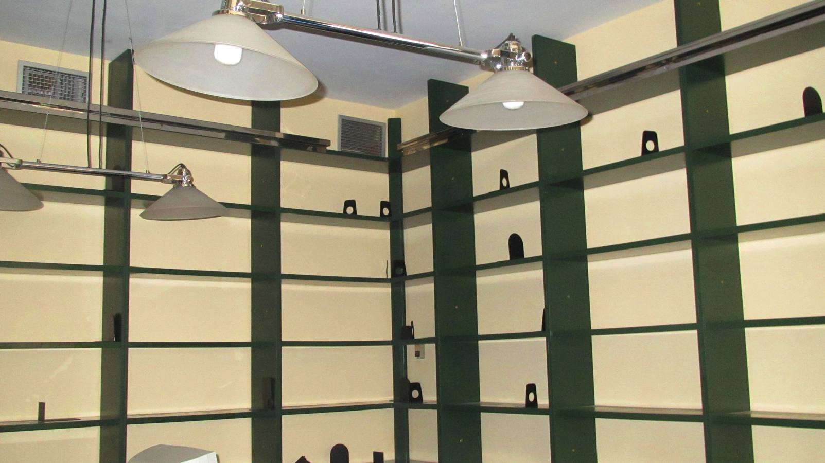 Estanterías vacías del Instituto Histórico Hoffmeyer.