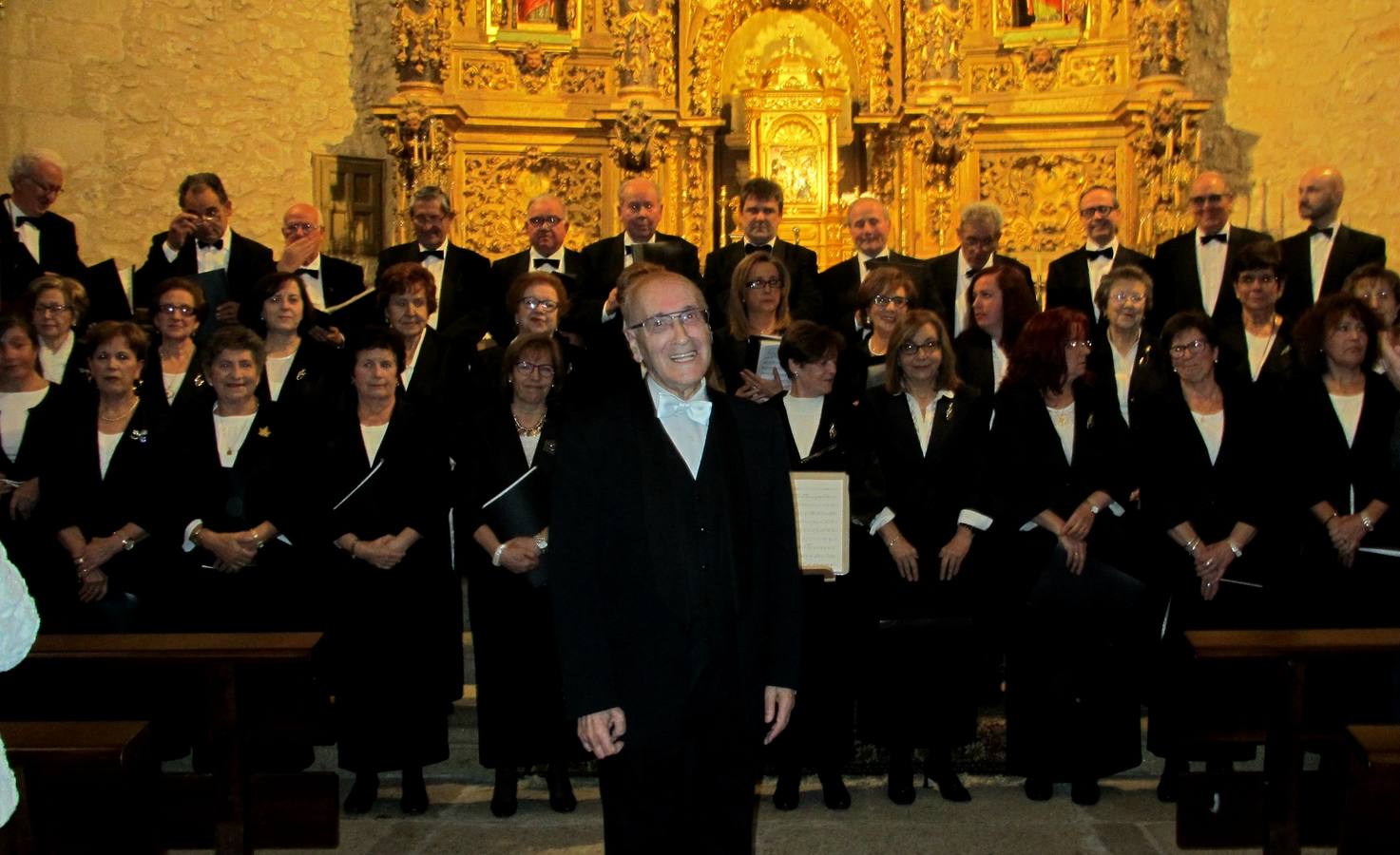 Joaquín Jiménez y la Coral Jaraiceña, despidiéndose. 