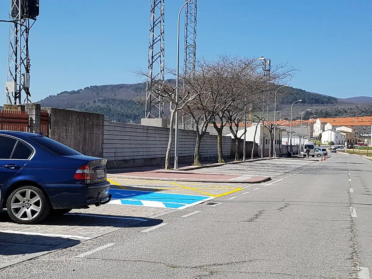 Exteriores del polideportivo, donde se están reservando plazas