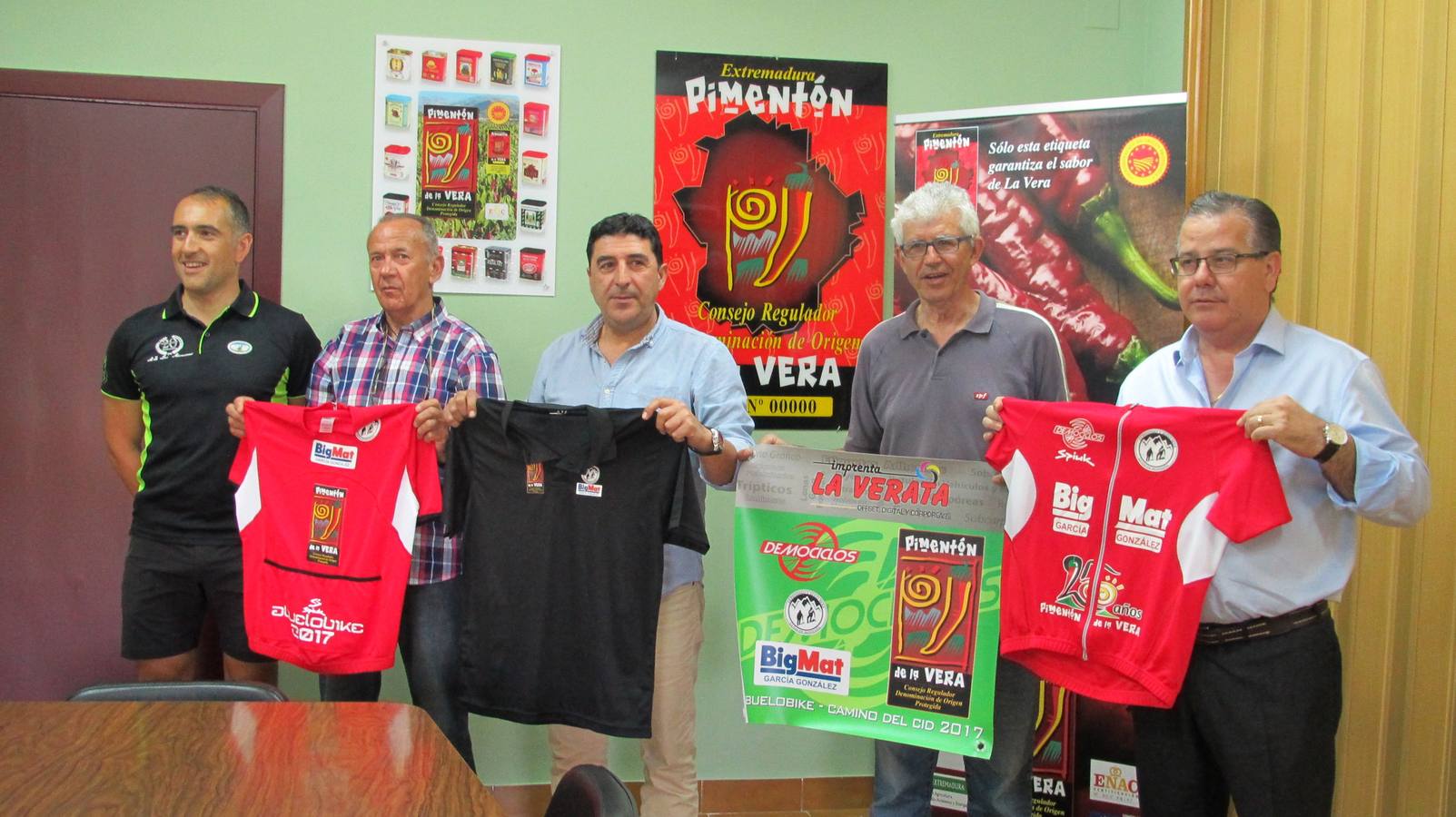 José Antonio (segundo por la derecha) con los patrocinadores.