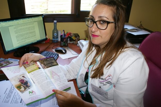 Johana Sánchez, trabajadora social de AVA, en su despacho