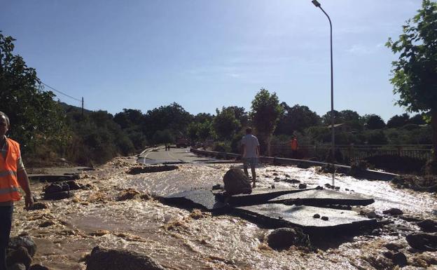 Estado en el que quedó la carretera Ex-203 a su paso por Valverde de la Vera, tras la rotura de la balsa de abastecimiento