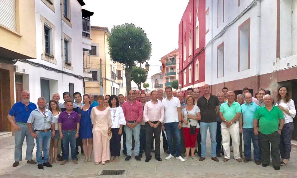 Foto de familia a las puertas de la sede jaraiceña.