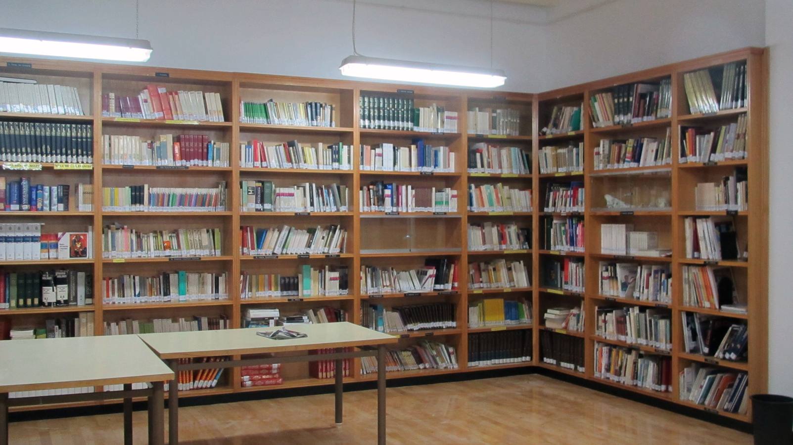 Una de las sala de lectura de la biblioteca.