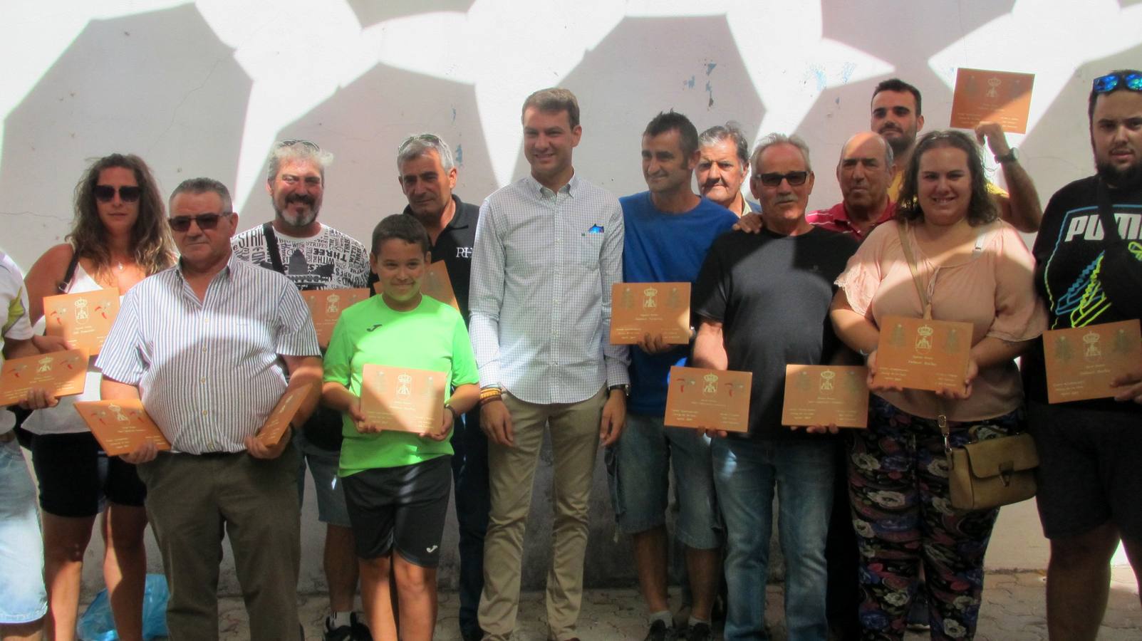 Los ganadores con las autoridades. 