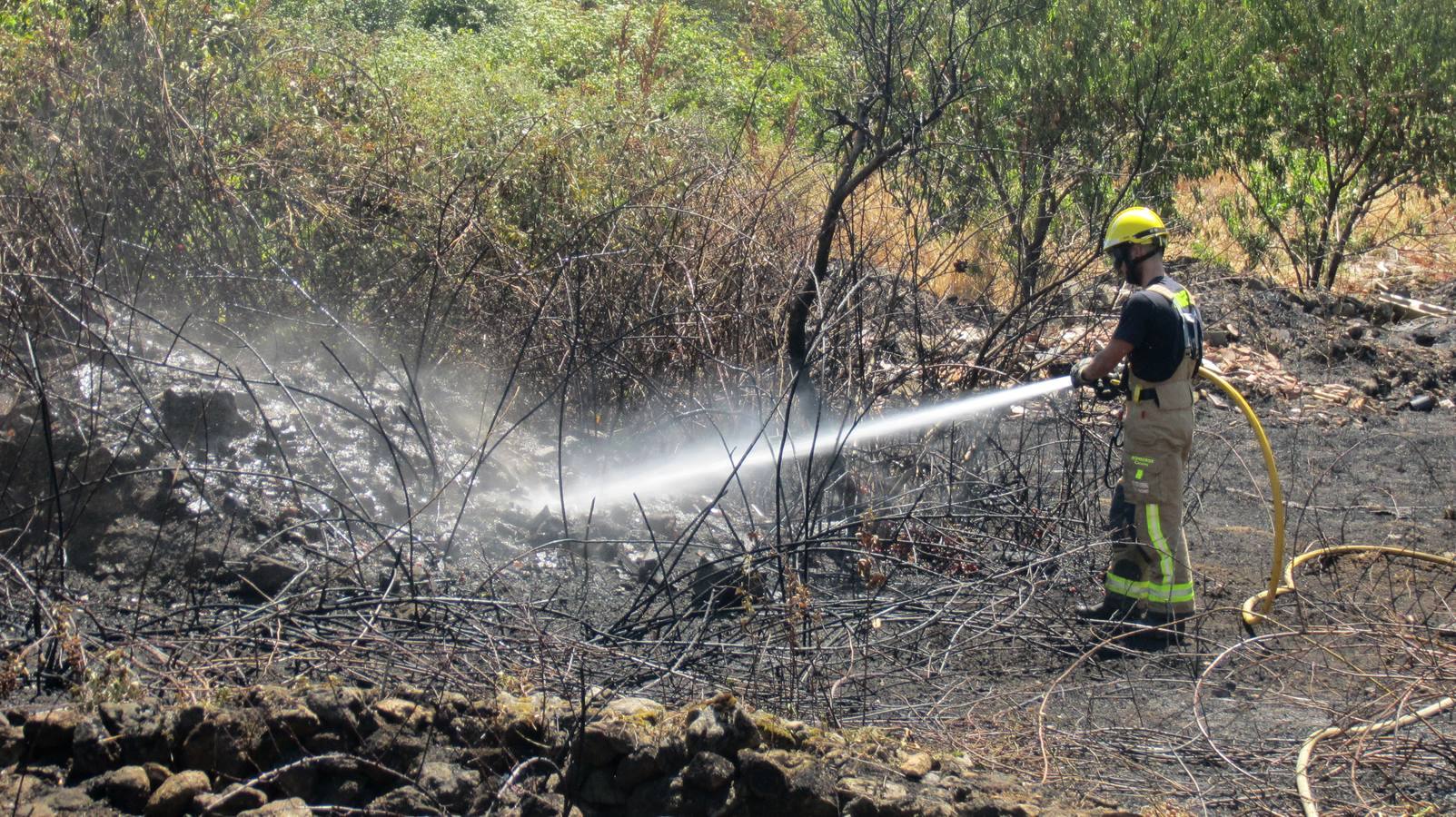 Bombero apagando los rescoldos.
