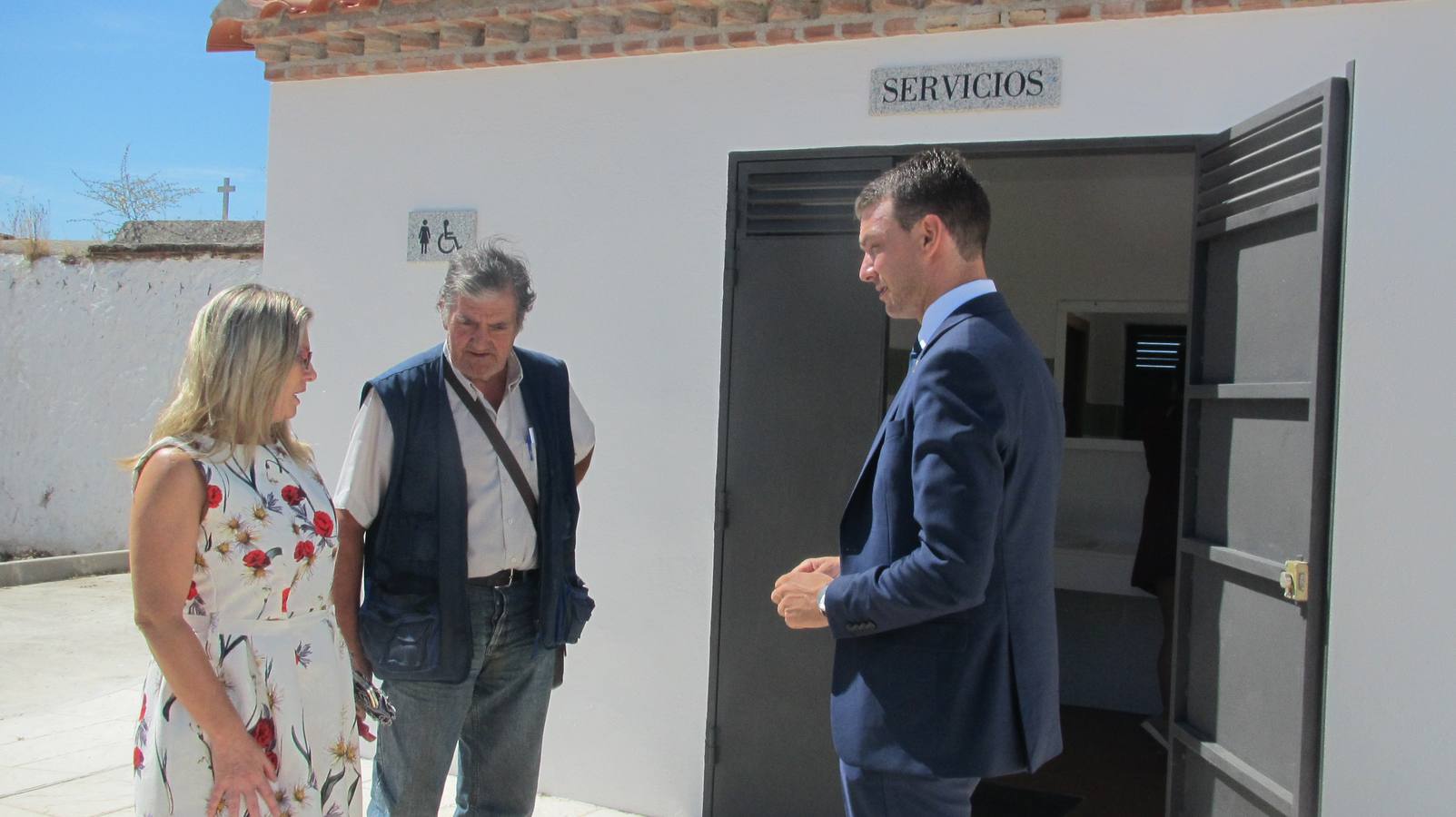 El alcalde y concejales mostrando los servicios.P.D.CRUZ
