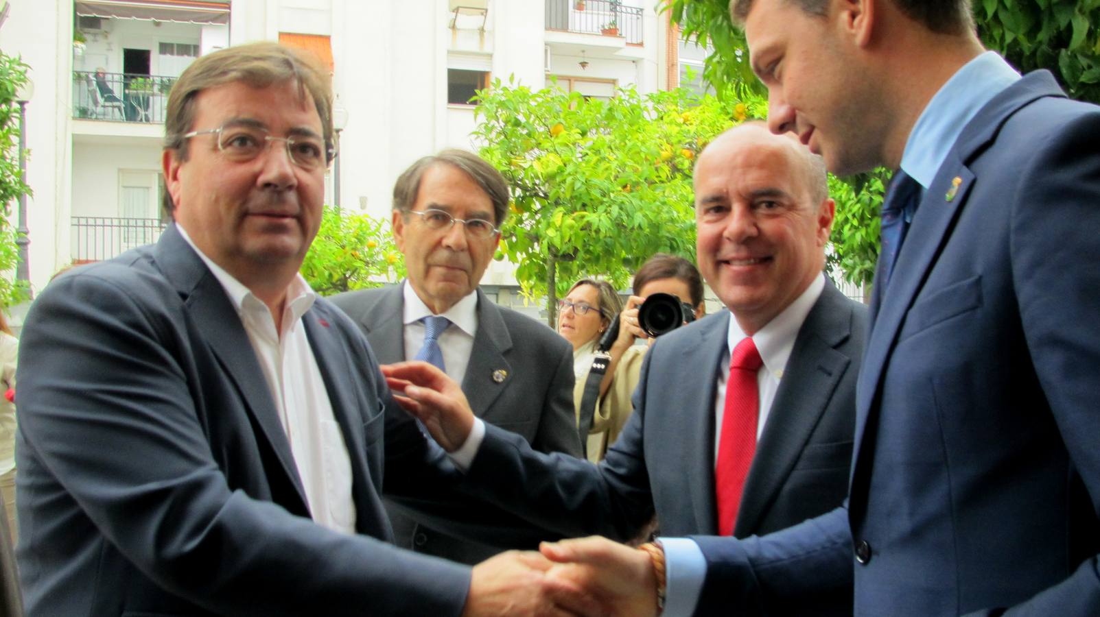 Vara, Núñez y en medio Correa y Jaraíz.