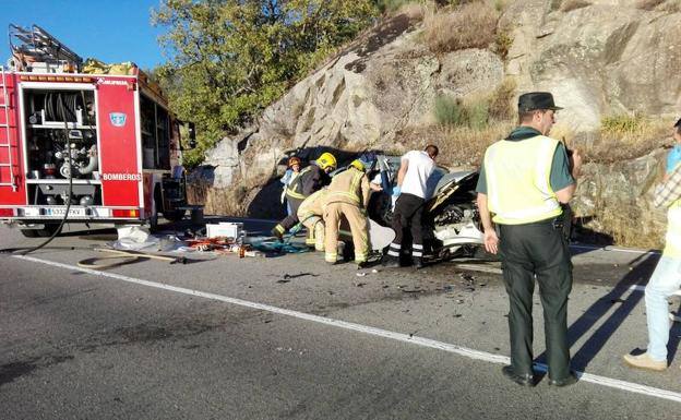 Los profesionales actuando en el lugar del accidente.