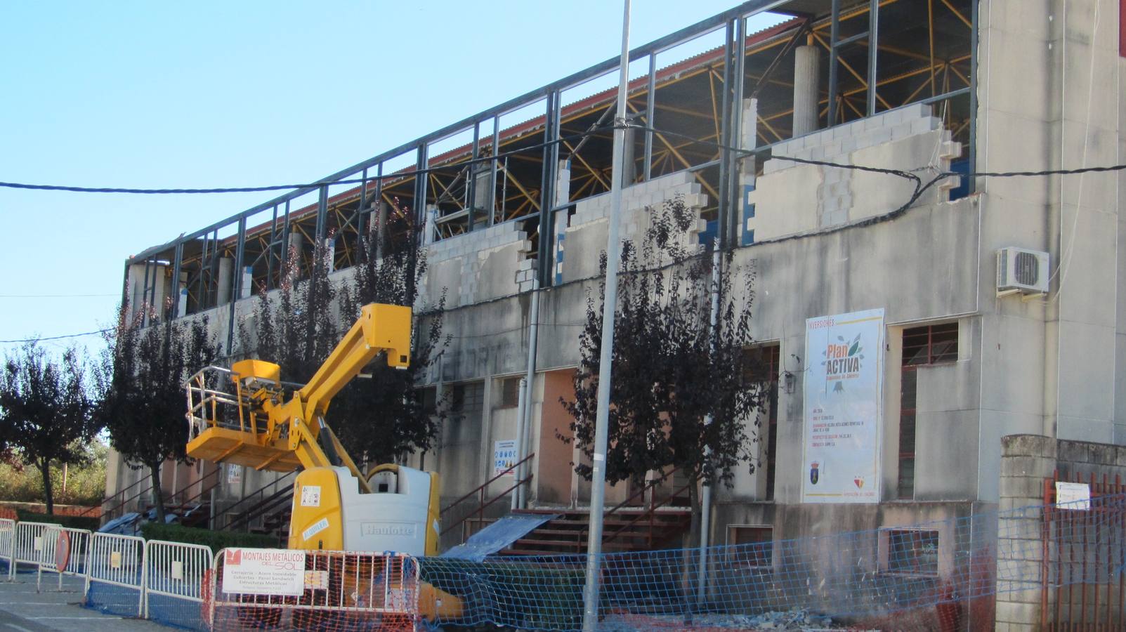 Obras del pabellón de deportes. 