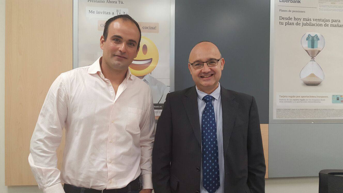 Raúl con Fernando Sánchez, director de la oficina de Jaraíz de Liberbank.